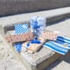 Zeeuwse cadeauverpakkingen van The Packery met cadeaupapier, geschenkmandjes, stickers en cadeaus in Zeeland thema