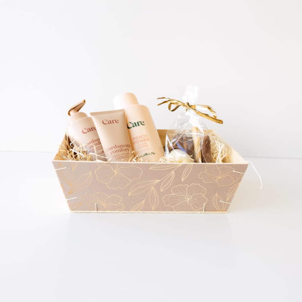Houten bloemenmandje bedrukt met eigen logo – gepersonaliseerd houten mandje als cadeauverpakking voor bloemen van The Packery