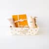 Houten cadeaumandje bedrukt met eigen logo – gepersonaliseerd geschenkmandje voor cadeaupakketten en relatiegeschenken van The Packery