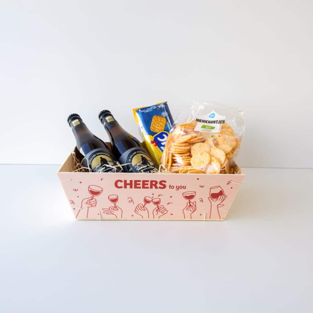 Houten proostmandje bedrukt met eigen logo – gepersonaliseerd cadeaumandje voor wijn, bier en relatiegeschenken van The Packery