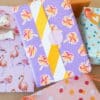 Cadeau ingepakt met Tropical Palms cadeaupapier met kleurrijke palmbomen van The Packery