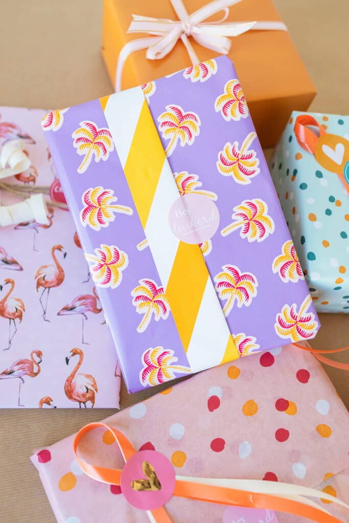Cadeau ingepakt met Tropical Palms cadeaupapier met kleurrijke palmbomen van The Packery