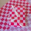 Cadeau ingepakt met roze rood Candy Check cadeaupapier en bijpassend vloeipapier van The Packery