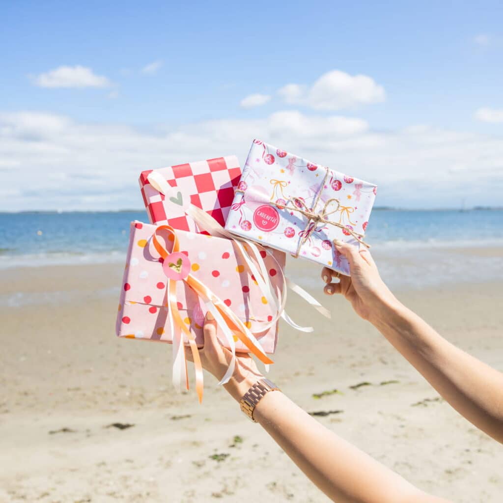 Zomerse cadeaus ingepakt met kleurrijk cadeaupapier, lint en stickers uit de zomercollectie van The Packery