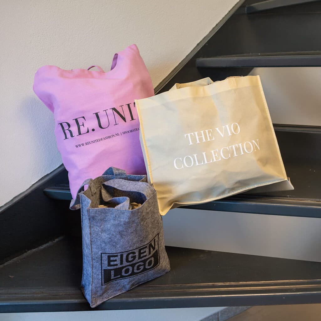 Katoenen en vilten tassen bedrukt met eigen logo – herbruikbare gepersonaliseerde draagtassen voor bedrijven van The Packery