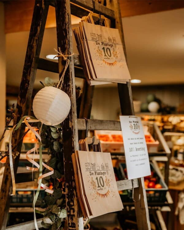 Houten geschenkverpakking van The Packery – duurzaam houten mandje voor cadeaupakketten, relatiegeschenken en delicatessen