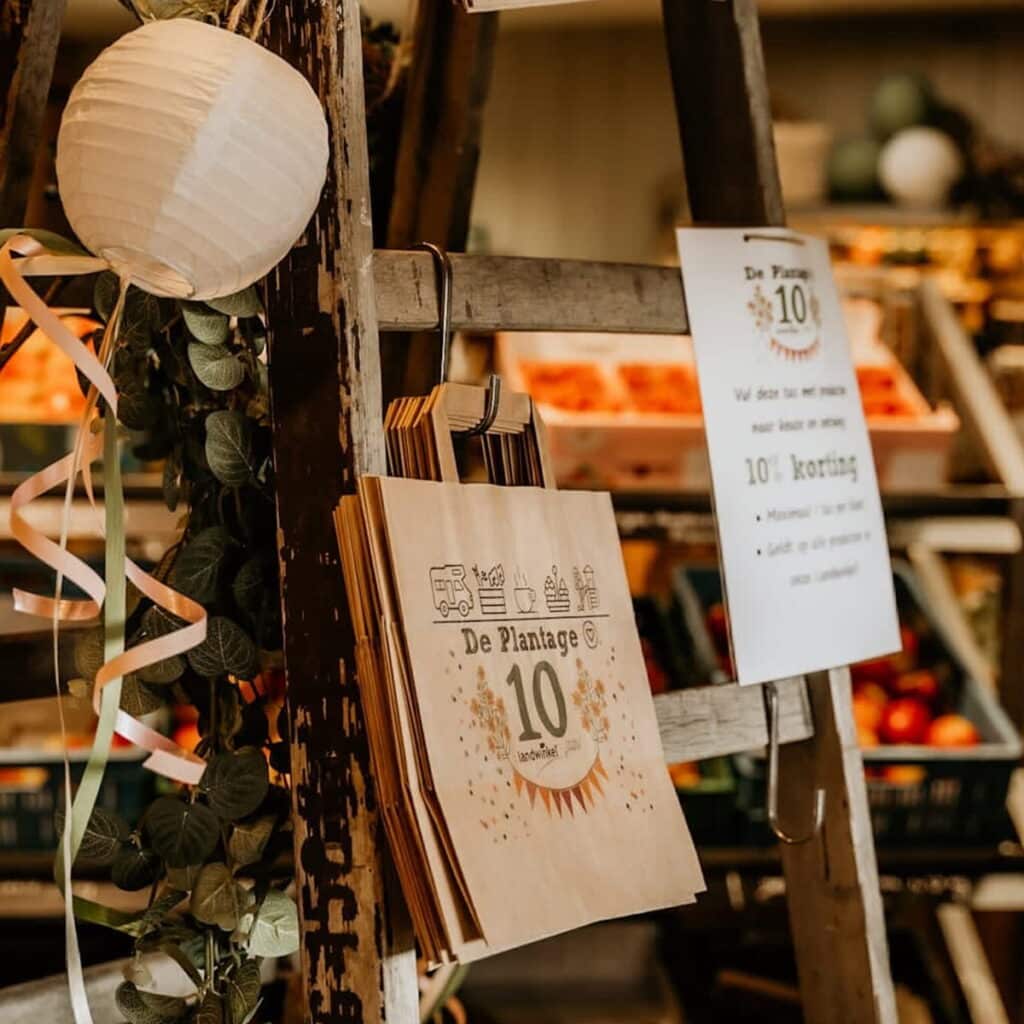 Houten geschenkverpakking van The Packery – duurzaam houten mandje voor cadeaupakketten, relatiegeschenken en delicatessen